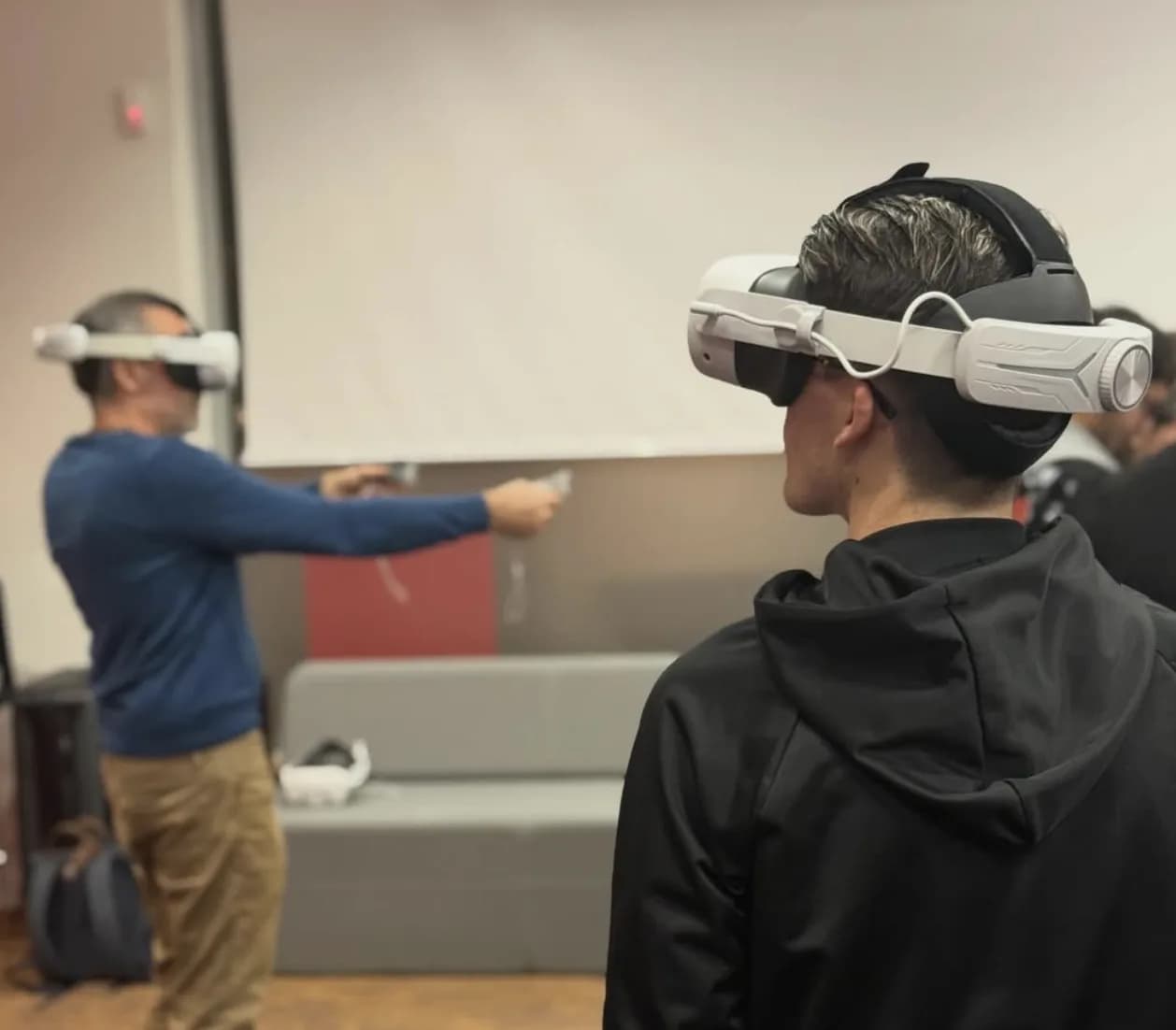 Deux participants vivent une formation immersive avec les casques PLAYI
