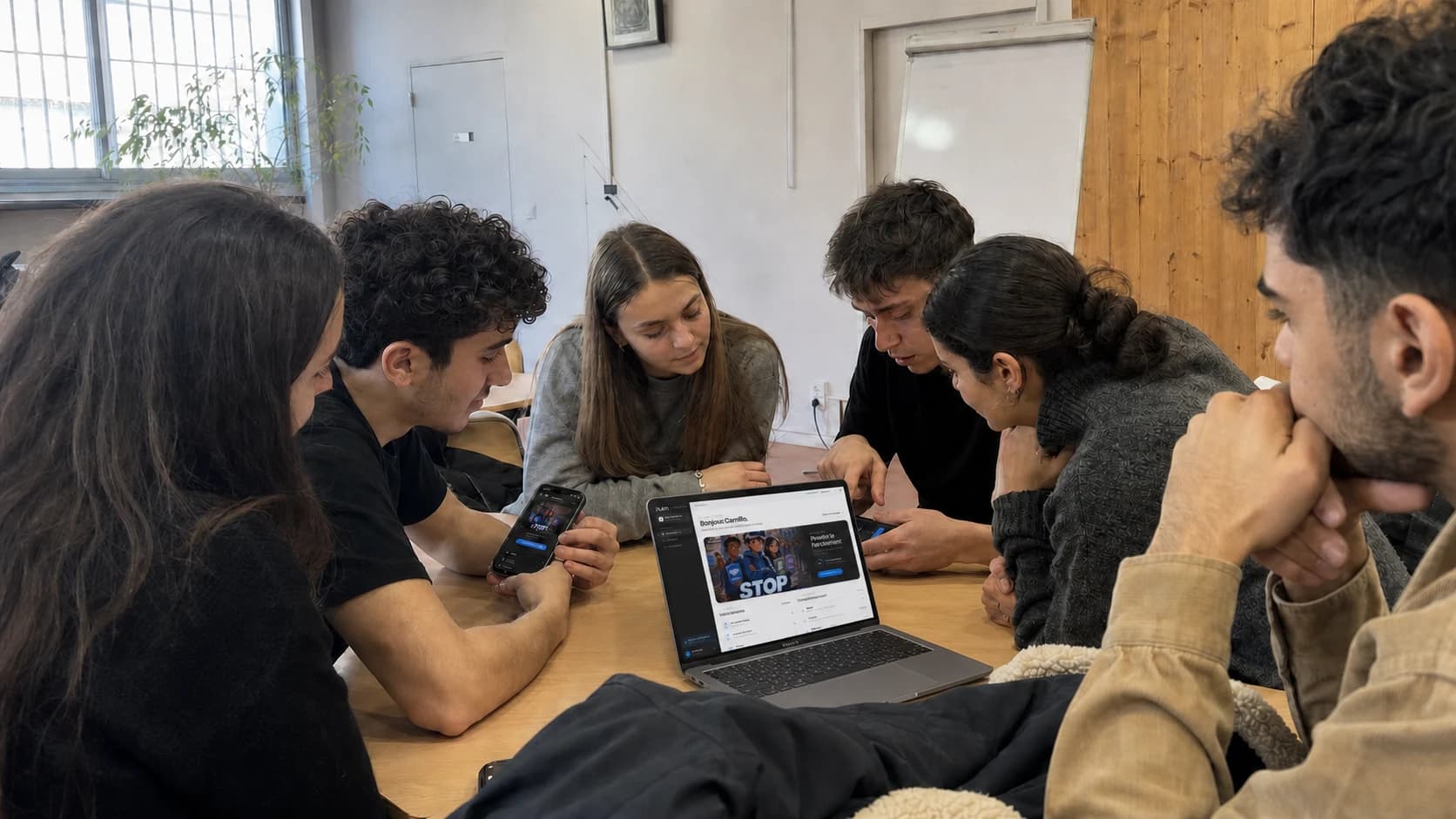 Groupe de jeunes utilisant Compagnon autour d’un ordinateur